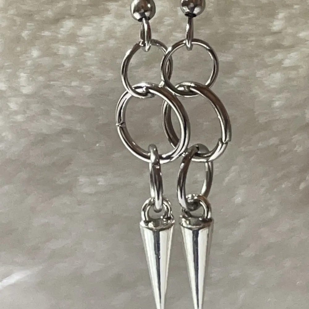 Layerd hoop earrings med tunnare öronfäste Material: mestadels rostfritt stål. Accessoarer.