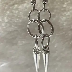 Layerd hoop earrings med tunnare öronfäste Material: mestadels rostfritt stål