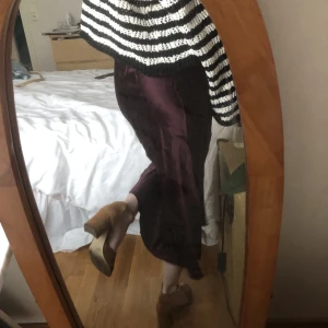 Kjol - Jätte fin silkes kjol. Aldrig använd och nypriset var 400kr. Hög midjad modell. Säljer pga inte min storlek. Möts upp i Stockholm! Tryck ej på köp nu🩵