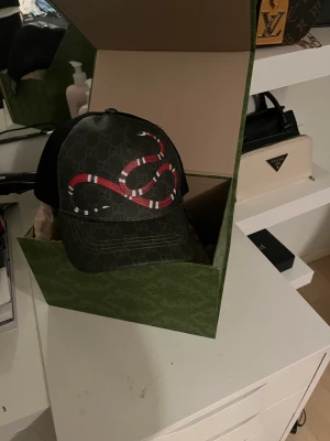Gucci keps snake - Tja säljer nu min Gucci keps modell snake säljer då den ej passade mig köpte har på Plick å fick inget kvitto så de behöver nu ej fråga om den e äkta