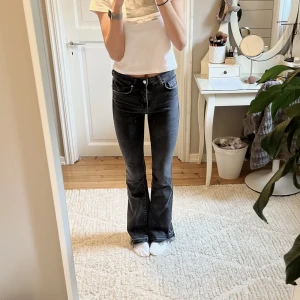 Mörkgrå bootcut jeans  - Mörkgråa bootcut jeans från Ginatricot. Sprättat upp sömmen längst ned för att få dom längre (se bild 3). Jag är 173cm. 