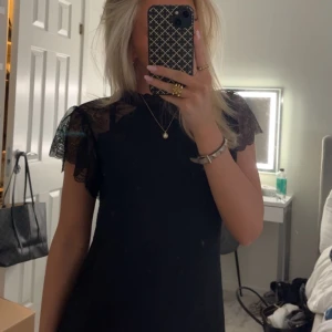 Spets blus - säljer denna jätte fina blusen från only i storlek xxs men sitter mer som en xs!