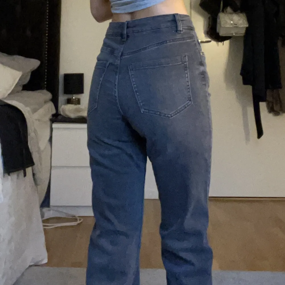 Highwaisted jeans med en slits, supersköna!. Jeans & Byxor.