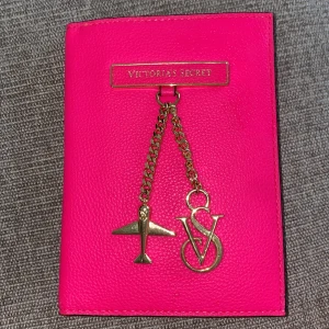 Victoria’s Secret - Passport holder, köpt på Victoria’s Secret butik för 399 kr, kommer sälja den för 190, använt bara ett fåtal gånger när jag rest, mycket bra i skick.