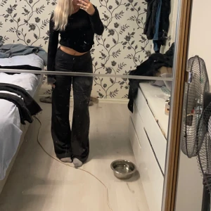 Byxor  - Inte använt på ett tag, det är dem gråa på bilden men säljer dem svarta ickså,