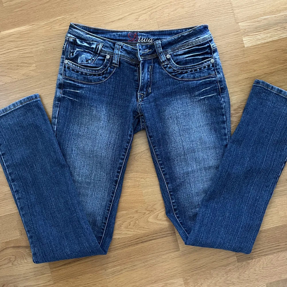 Lågmidjade jeans med snygga detaljer där bak och egenklippt slits på insidan 💗 Storlek 38 men passar 36, fint skick o bra i längden på mig som är 164 🙌 Skriv för fler bilder. Jeans & Byxor.
