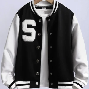 Graphic letter jacket - Jätte söt jacka till hösten eller när det är lite kallt🫶 aldrig använd💘 säljer för att jag aldrig använder den❤️