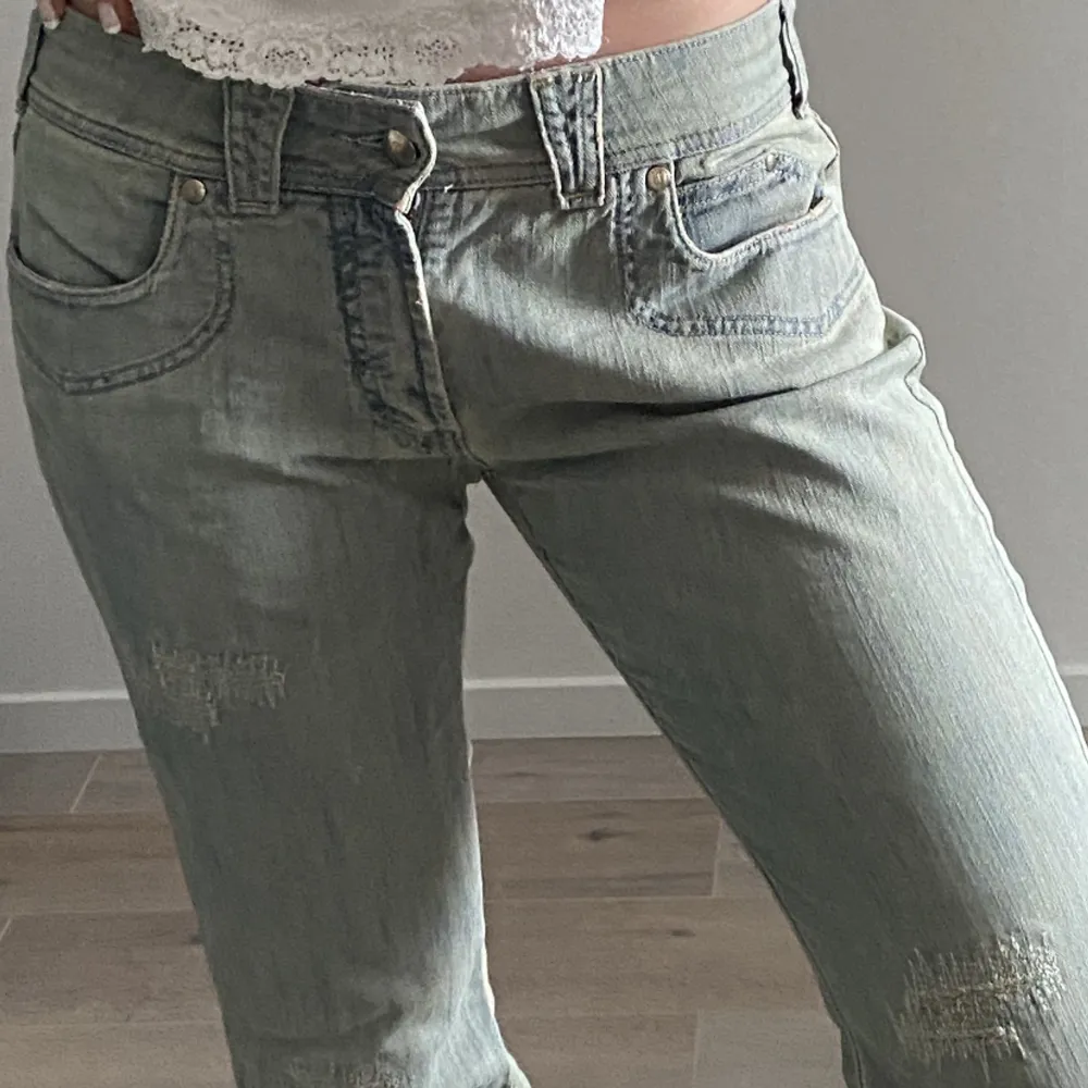 Super fina blå low rise jeans, skriv om intresserad💕Storlek: 29. Jeans & Byxor.