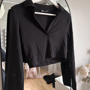 Topp - Kort topp med krage, aldrig använd, nyskick
