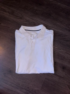 Vit piké  - Helt ny och oanvänd piké från Pier One. Finns även i svart i tidigare annons ☺️  Rensar ur min garderob från en hel del oanvända kläder🌼 Kika och se om du ser något mer i min profil som du gillar så skickar jag med det till dig också!😊 Fler kläder kommer! 
