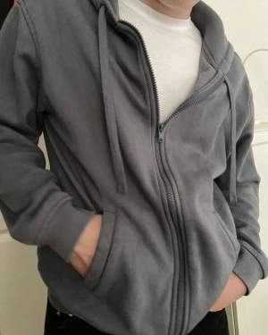 Zip hoodie i strl S, ny skick, inga defekter. originalpris 200, säljes för 100💞