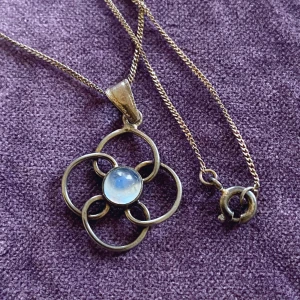 Halsband  - Ett vackert halsband i oputsat silver  Vacker blå sten som liknar en vattendroppe 