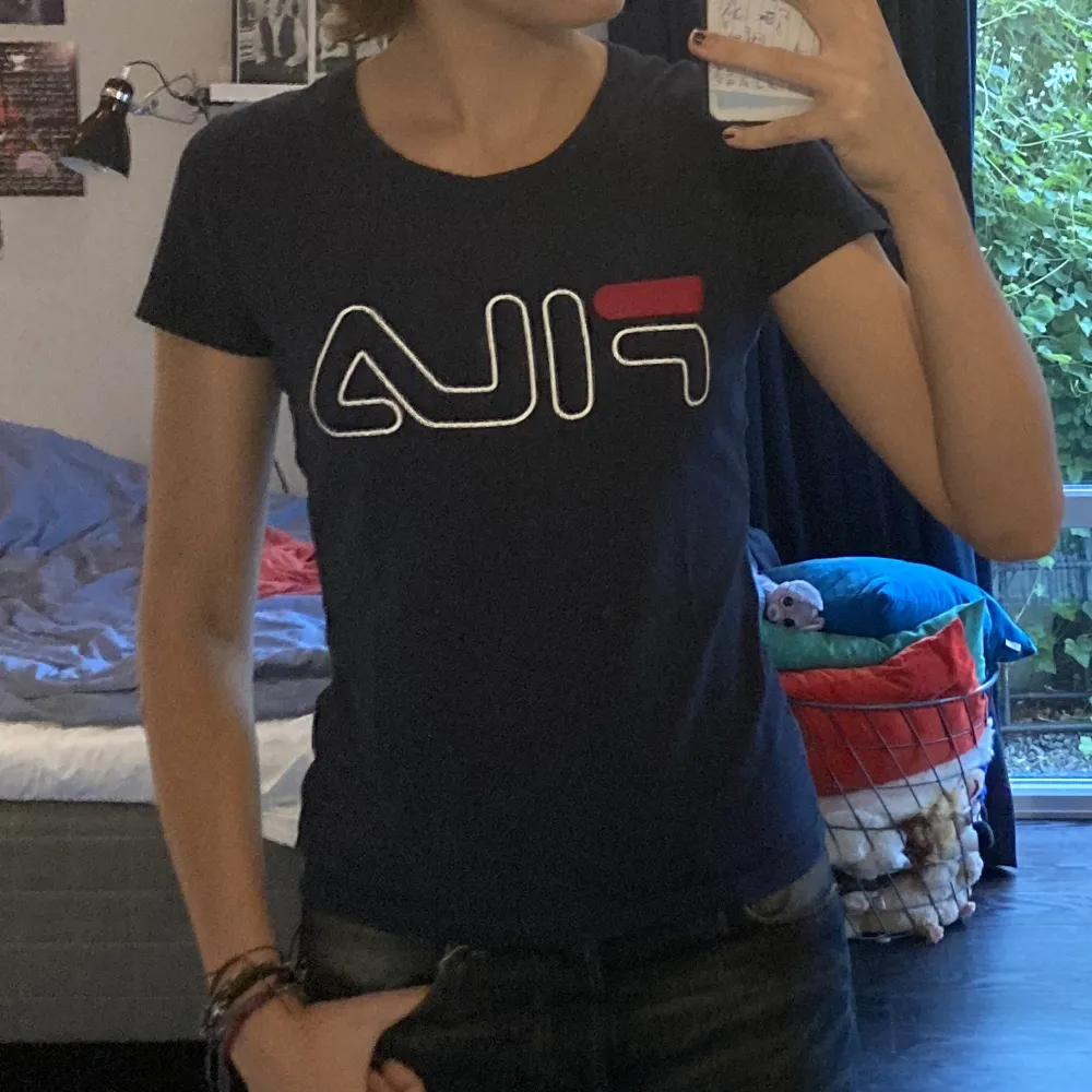 Retro Fila-tröja i asnajs passform. Tajt överkropp men lösare runt midjan. Köpt second hand i Berlin men endast använt 1 gång av mig. Kontakta mig vid intresse!⭐️⭐️. T-shirts.