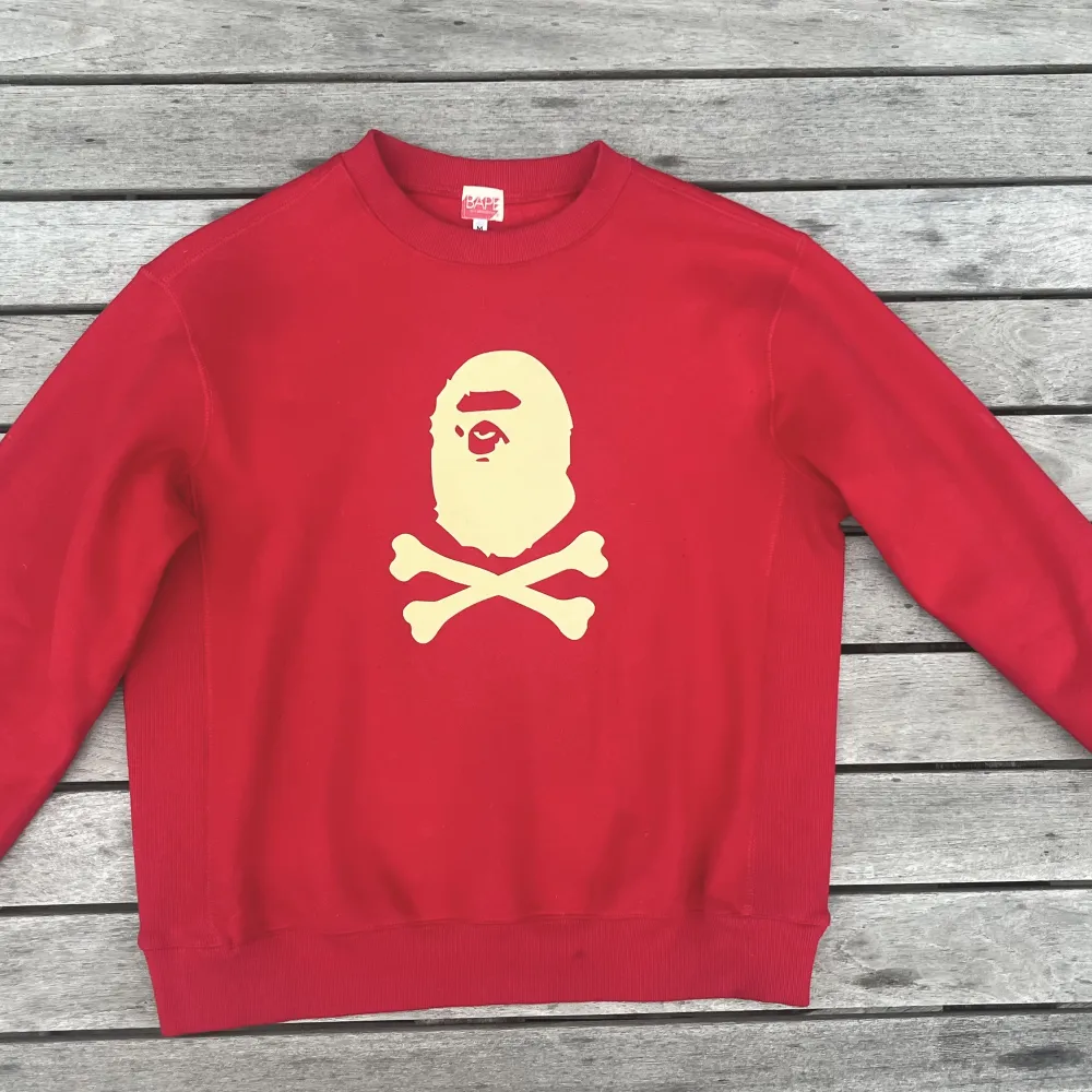 Vintage BAPE sweatshirt. Köpte för 3000 kr på Depop. Nästan aldrig använd men har haft den ett tag.. Tröjor & Koftor.