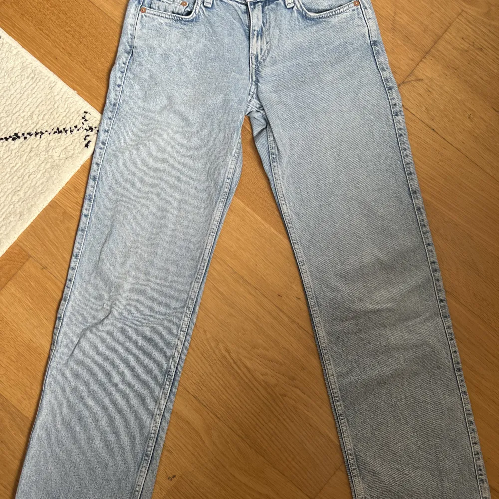 Lågmidjade ljus blå weekday jeans i storlek W 23 L 30. Säljer för dem är för små, men super bra skick! Nypris 600kr . Jeans & Byxor.