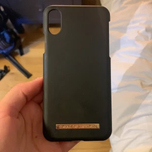 iPhone X/XS skal - Säljer nästan oanvänd skal från ideal of Sweden🖤Inga skador eller repor!