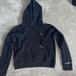 Hoodie  - Säljer min ck hoodie då jag aldrig använt den, köpte den för ca ett årsen!  Nypris 1100kr Mitt pris 400, kan diskuteras!❤️