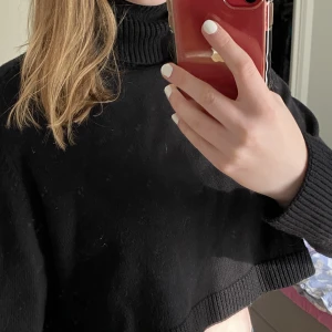 Turtleneck - En tröja med turtleneck, tröjan är cropped. Inga defekter alls❤️skriv för mer info🥰