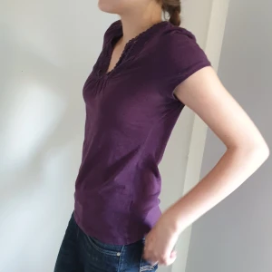 T-shirt  - Lila t-shirt i storlek M men skulle även säga att den skulle passa nån som har storlek S och den har bara används få antal gånger!! ❤