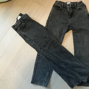 Grunt jeans stl 23 (140) - Två stycken jeans från Grunt i en grå/svart färg. Femficksmodell med en högre midja och stretch i stl 23 (140). Loose fit. Från Kids Brand Store.  Mkt fint skick!  300kr/styck. Nypris 599kr.