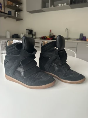 Isabel Marant skor  - Säljer dessa isabel Marant skorna pågrund av att de inte kommer till användning 💕 De är i storlek 41, men skulle säga att skorna är små i storleken eftersom jag brukar ha 39 oftast. Om du har några frågor hör av dig !