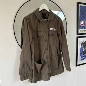 Jacka - Tygjacka i brun-grön ton. 