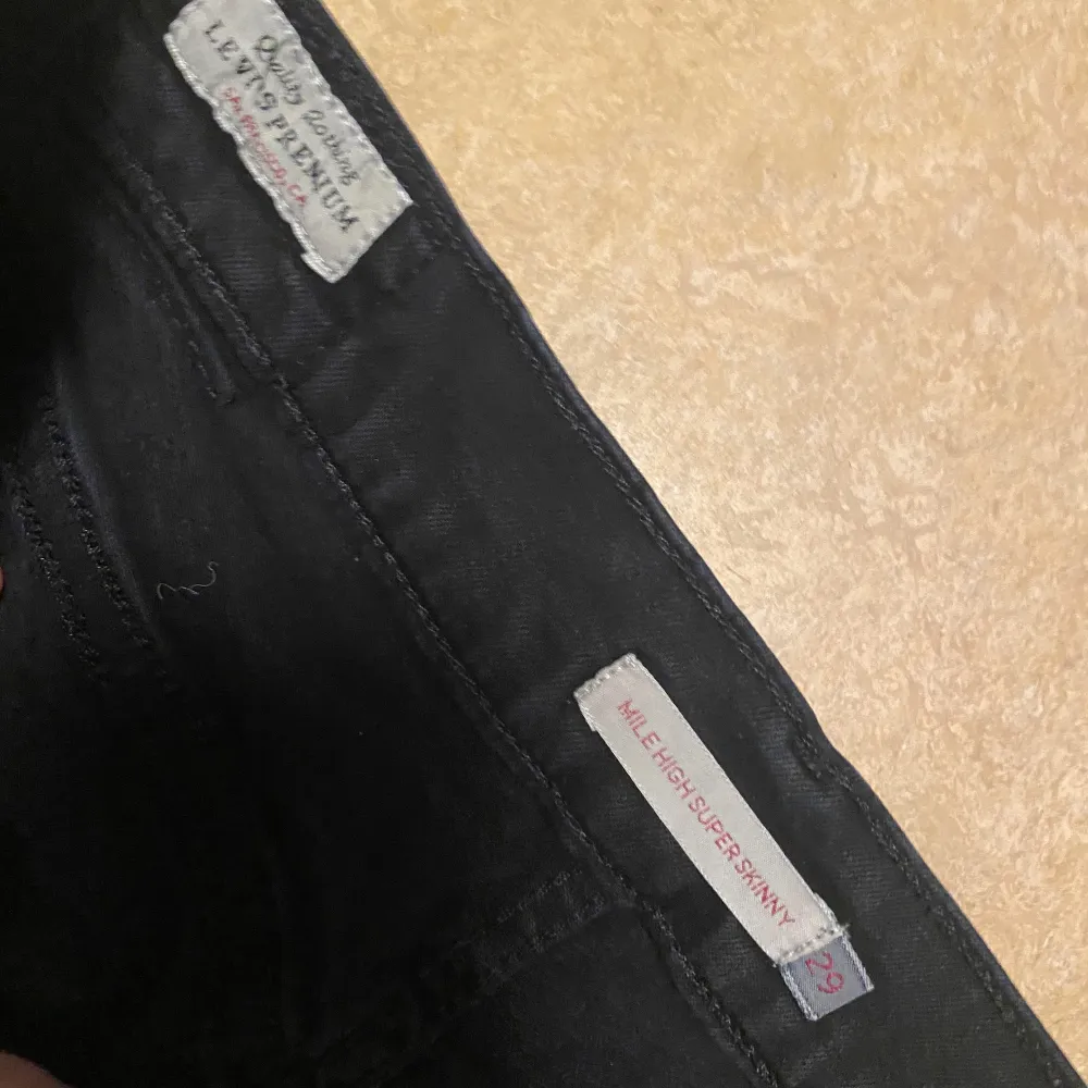 Svarta levis jeans, högmidjade och skinny i modellen. Bra skick. Jeans & Byxor.