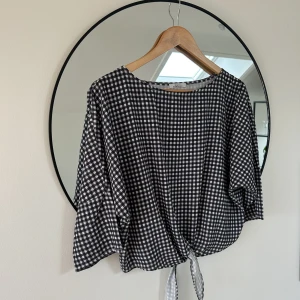 Rutig blus - Rutig blus från Shana med knytning framtill. 