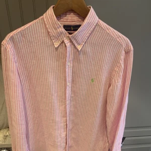 Linne skjorta, ralph lauren  - Säljer denna snygga Ralph lauren skjorta i linne. Använt, men väldigt bra skick!