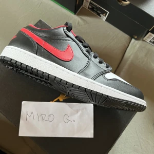 Air Jordan 1 low ”white toe” - Helt nya, 100% äkta original låda och kvitto finns 