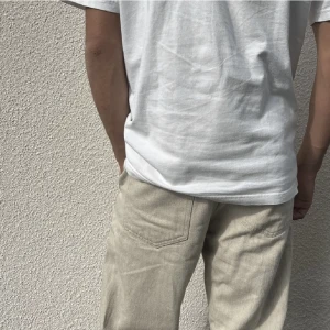 Beiga Weekday Jeans - Supersnygga beiga jeans från Weekday, av modellen ”Barrel”. Knappt använda, inga defekter. Storlek S/M, modellen är 1.78 och bär vanligtvis M och det passar fint! Skriv till mig vid frågor, om du vill veta exakta mått, eller om du vill se fler bilder!🫶🏻