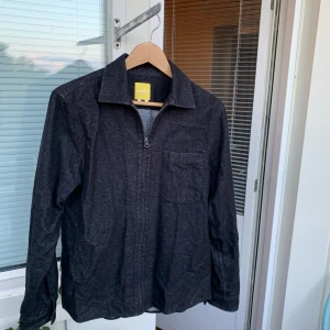 Svart overshirt - Svart overshirt från märket rotation Size S Sitter true to size