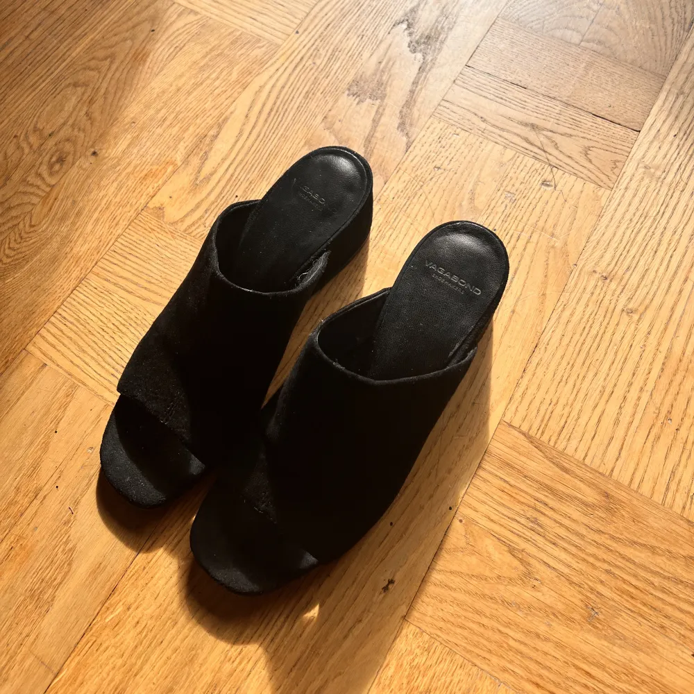 Märke: vagabond Modell: ELENA 4735-140-20 BLACK  Väldigt snygga skor som funkar både till vardags och till fest. Säljes pga att de inte kommer till användning.  Använda några gånger men i fint skick   Kommentera för fler bilder / vid frågor. Skor.