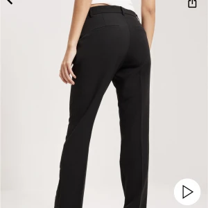 Neo noir kostymbyxor  - Sjukt fina lågmidjade kostymbyxor från neo noir🌸 knappt använda (ca2-3ggr) i nyskick. Går att vika ner om man önskar dom ännu lägre midja🫶🏻 lite små i storlek passar perfekt för 38-40  Pris går att diskuteras! 