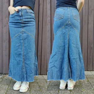Y2K bodycon mermaid jeans skirt - Ankellång bodycon jeanskjol som är tight över höfter och rumpa och utsvängd längre ner. Från tidigt 2000-tal, i perfekt skick 💞
