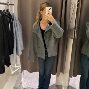 Grå jacka  - INTRESSEKOLL på min fina gråa höstjacka ifrån gina tricot som är slutsåld på hemsidan,köptes för 600 kr