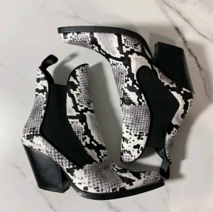 Zara trafaluc boots cowboy snakeprint 38 nyskick  - Säljer ett par vrålsnygga Cowboyboots från Zara, nyskick. Strl 38. Ett absolut måste året om! 📢
