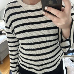 Randig stickad tröja  - Superfin randig stickadtröja från Gina tricot! Säljer pga knappt använd, är i nyskick🌸 superfin nu till hösten 🍂