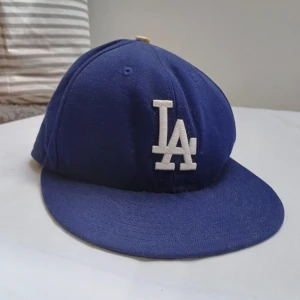 New era keps  - En keps som jag inte använder. Den är i bra skick finns dock en liten gul fläck men kan nog tas bort med vatten och tvål.  Storlek:  7 1/4  57,7cm Pris kan diskuteras 