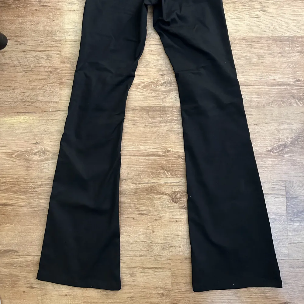 Hej, jag säljer denna svarta lågmidjade jeansen då den inte kommer så mycket till användning. Jeansen har en stretchigt material och skönt och har på sig💗. Jeans & Byxor.