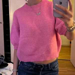 Stickad tshirt  - Rosa stickad kortärmad tröja från zara i mycket bra skick💞 lånad bild! 