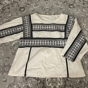 Intressekoll på denna tröja/tshirt, med trekvarts ärmar och fint mönster💕