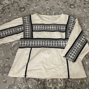 Tröja med trekvarts ärmar - Intressekoll på denna tröja/tshirt, med trekvarts ärmar och fint mönster💕