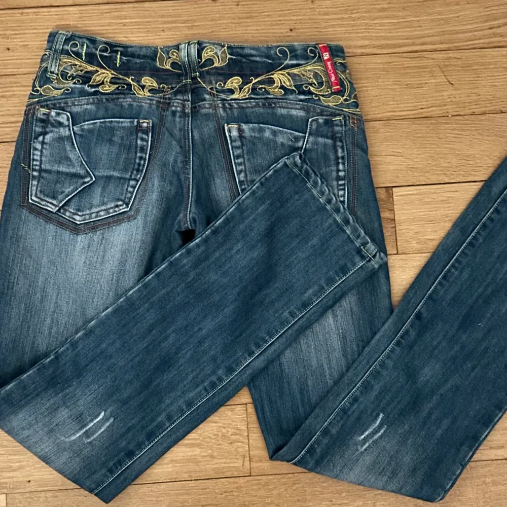 Jätte snygga jeans som tyvärr inte kommer till användning, jeansen är i nytt skick💗 jeansen har coola detaljer på rumpan som gör jeansen helt unika💋Dom är i storlek 38, pris går att diskutera🙌. Jeans & Byxor.