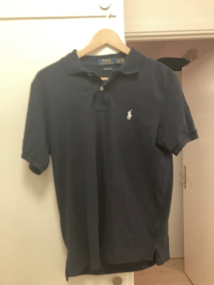 Polo Ralph louren piké - Tja, säljer min polo Ralph louren piké i storlek Small kond 9/10 använd typ 2 gånger köpt på NK men har tyvär inte kvar kvitto men självklart äkta 