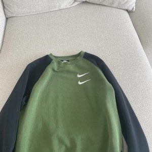 Nike tröja - En snygg Nike tröja, säljer billigt. Köpt för 699kr, Storlek S.