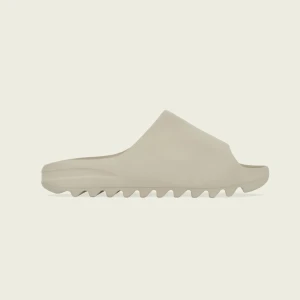 Yeezy slide - Har olika storlekar kom privat å fråga :)  Skick 10/10 då skorna är helt nya