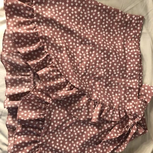 Rosa kjol från SHEIN  - Säljer en gullig kjol från SHEIN, har använt den ungefär 3 gånger, så ganska ny. 