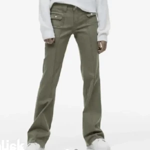 Hm gröna jeans  - Säljer dessa superpopulära jeansen ifrån hm, aldrig använda💘