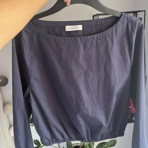Mörkblå topp - Jättefin topp från Rodebjer, knappt använd!